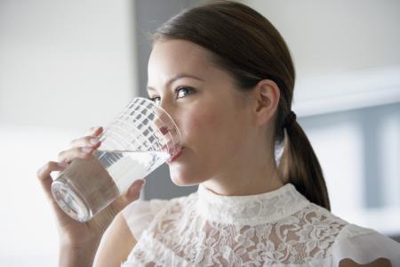 7 nasvetov, kako piti več vode